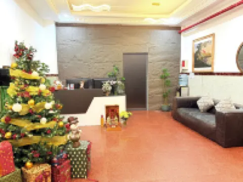 COLE APARTMENT & HOTEL Hotels near District 12