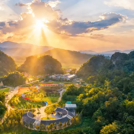 Hezhou Fuchuan Jiulongdong Wenquan Resort Hotel