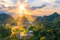 Hezhou Fuchuan Jiulongdong Wenquan Resort Hotel - con vistas a la montaña