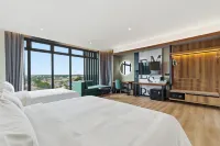 The Everly Lhesson Kuching