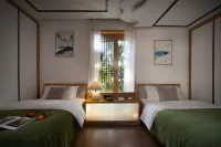 Yue·Seventeen | Panoramic Lijiang Old Town View · Golden Mountain Sunrise · Garden Coffee Guesthouse