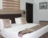 De Grandeur Tower Apartment