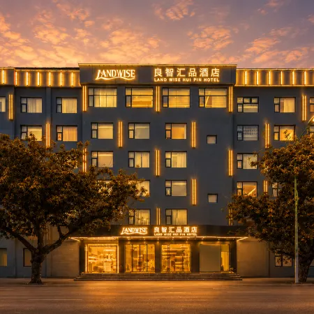 Liangzhi Huipin Hotel (Sanya Zhongfu Duty Free International Shopping Mall Shop) Отели рядом с достопримечательностью «Первый Рынок»