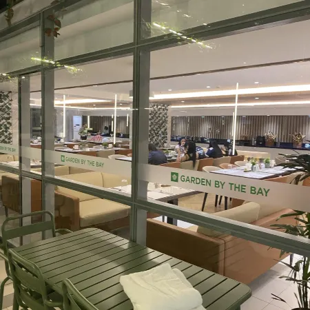 Luxury Condo near NAIA Airport & MOA with free Pool & Gym