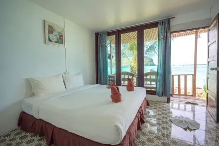 Phi Phi Cozy Seafront Resort Отели рядом с достопримечательностью «Monkey Beach»