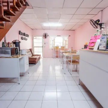 Baan Mee Suk Ayutthaya Отели рядом с достопримечательностью «Железнодорожная станция Аютхаи»