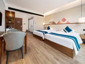 Borrman Hotel (Huaihua High Speed Railway South Station Wanda Plaza)