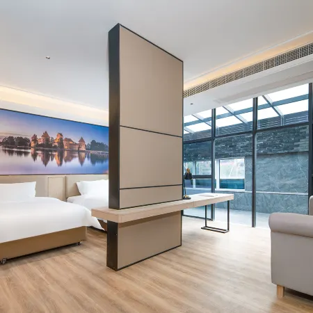 Vienna International Hotel (Guyi New Town Wine Street)