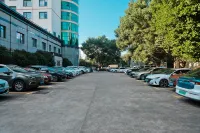 Lianhua Hotel - parking