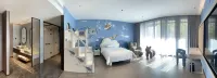 Xuchang Rebecca Furong Resort (Zhengxu Light Rail Furong Lake Station) - Family