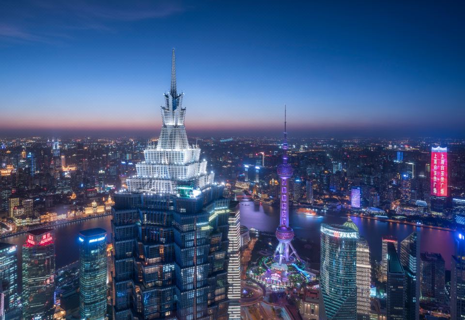 At night, you can enjoy a view of filming locations and tall buildings in the city from an aerial perspective at Grand Hyatt Shanghai