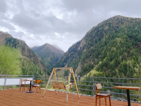 VALATOMS Hotel (Siguniang Mountain Scenic Area Branch 5)