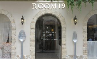 19 Cafe & Homestay (Wuyi Square Chaozong Street)