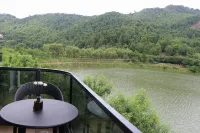 Shangling County Gumingzhai Lakeside Space Capsule Homestay