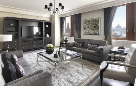 Фор Сизонс Отель Москва Отели рядом с достопримечательностью «Скульптурный ансамбль «Знаки Зодиака»»