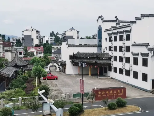 Xanadu Hotel In Yi County - parking