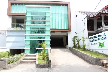 Zest Parang Raja Solo Отели рядом с достопримечательностью «Balekambang Park»