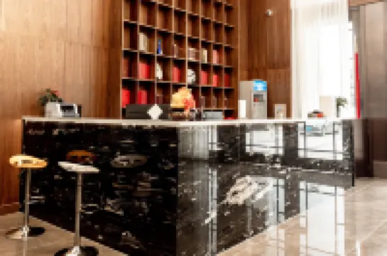 山荘湖畔ホテル