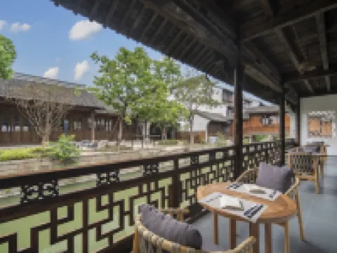 Yanguan Chaoyuezhicheng Xuande Gate Hotel Hotels in Haining