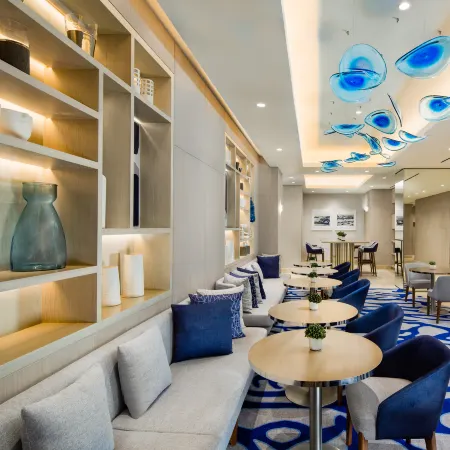 Beach Rotana - All Suites Отели рядом с достопримечательностью «Торговый центр Abu Dhabi Mall»
