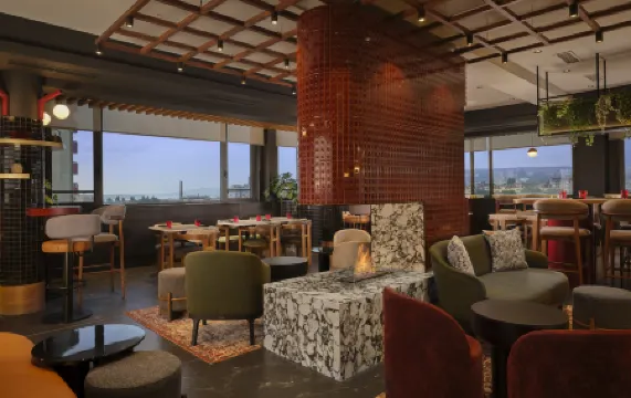 Radisson Red Belgrade Отели рядом с достопримечательностью «Церковь Святого Марка»