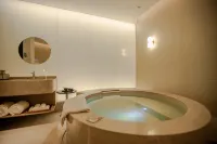 Dalian Manshe Hot Spring Hotel (Donggang Business District Gangwan Square Subway Station)