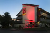 Red Roof Plus+ St Louis - Forest Park/ Hampton Ave فنادق في Lemay