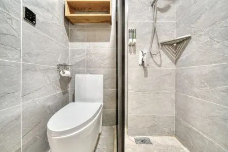 Elong Anyun Hotel (Shanghai Daning International Yanchang Road Subway Station)