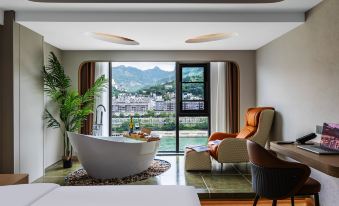 Redboer International Hotel along the River