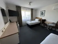 Best Western Ambassador Motor Lodge فنادق في Urraween