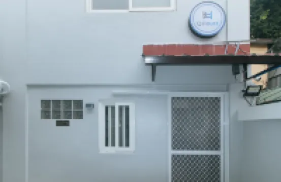 RedDoorz @ Qhouzz near PUP Hotels near National Shrine of Saint Jude Thaddeus (Archdiocese of Manila)