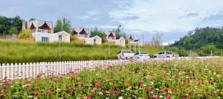 Nordic Hills Kanchanaburi Отели в г. Сисават