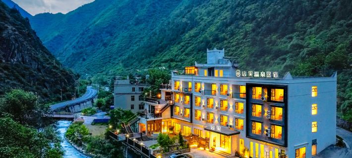 Li Xiangguo Wenquan Homestay (Li Xiaolu Bipenggou Scenic Area) Hotéis em Condado de Li