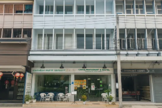 Indian Bites Hostel โรงแรมใกล้วัดศรีสุพรรณ(พระอุโบสถเงิน)