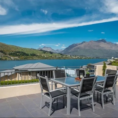Panoramic Peaks: 3BR Home with Lake Vistas