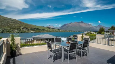 Panoramic Peaks: 3BR Home with Lake Vistas Hotels in 