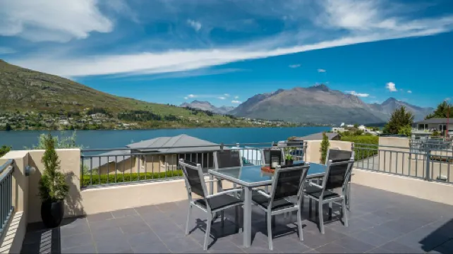 Panoramic Peaks: 3BR Home with Lake Vistas