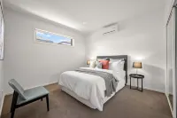 Relaxing Getaway Oasis with Patio in Charming Kew - Parking