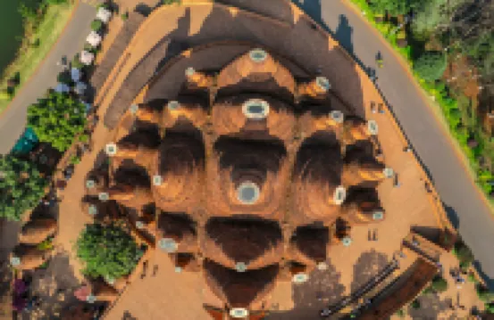 Maitreya Dongfengyun Art Inn