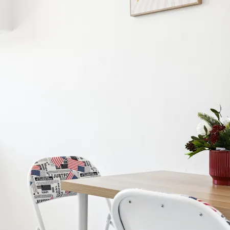 Convenient Stay – Just Steps from Station & Essentials