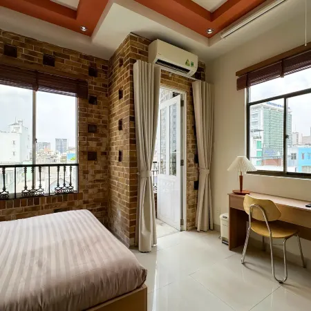 Saigon Riverside Retreat - Bright Balcony Studio with City View near Ben Thanh Market Отели рядом с достопримечательностью «Стадион Фу Тхо»