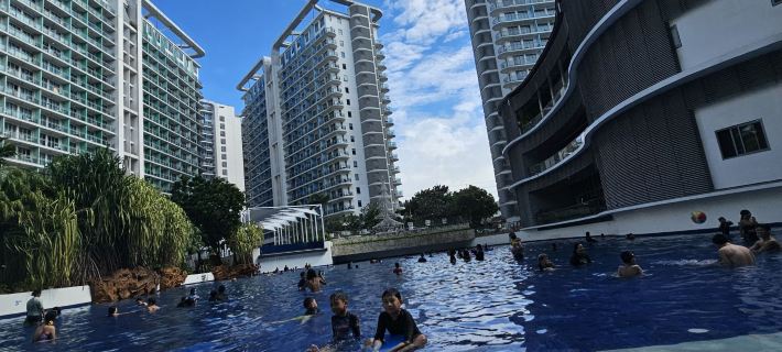 Azure Urban Resort Residences | 1BR with Balcony | Free Pool Access & Wi-Fi Hotels in Paranaque