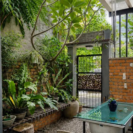 Knocknock70s Home Courtyard Garden, Jonker Parking