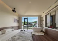 Susuli · Déjà vu · Star Sky Rooftop Pool · Riverside Elegant Villa (Moon Bay Scenic Area) - balcony