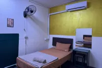 The House Hostel - Hostales