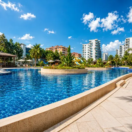Sirius Town Apartment with Pool, Spa & Gym Near Beach & Mall