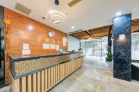 Lizhou Hotel (Gongbei Port Light Rail Station)