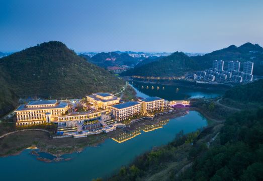 싼바 저수지 옆 구이저우 호텔의 풍경