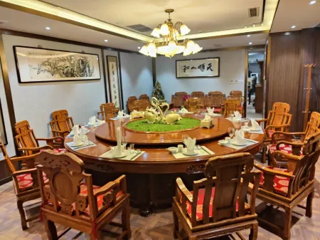 National Jade Hotel Отели рядом с достопримечательностью «Linglong Tower»