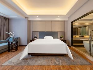 Huayan Hotel (Maoming Shuidong Huijing Plaza)